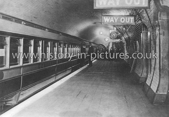 Two penny Tube Train, London, c.1902.
